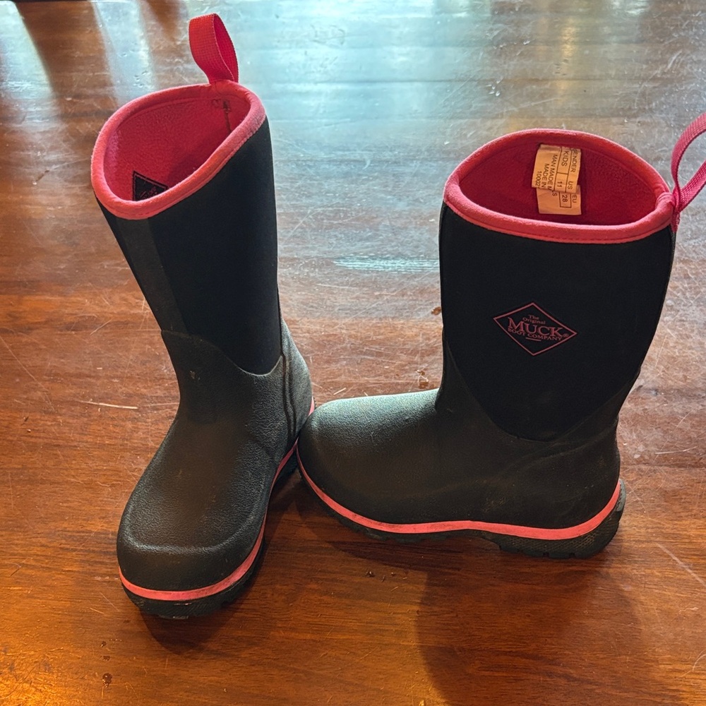Muck Kids' Black and Pink Water proof Rain Boots. Kids size 11